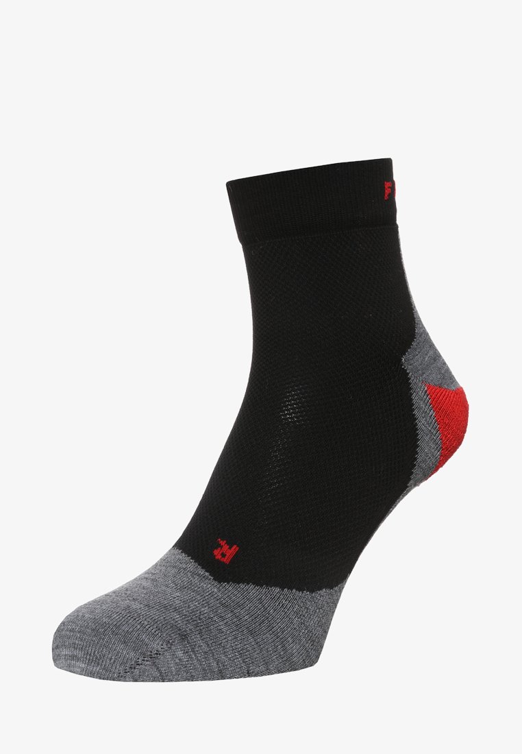 Czarno-szara skarpetka o teksturowanej strukturze; ma czerwony akcent na pięcie i logo na mankiecie. Projekt w długości kostki.