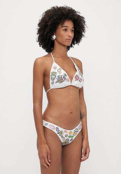 Set de bikini alb compus dintr-un sutien triunghiular și slipuri cu talie joasă. Ambele piese au modele brodate colorate cu mâini și creaturi marine.