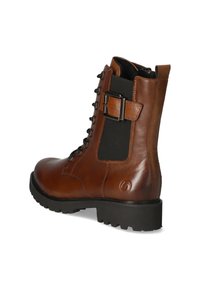 Botte cheville en cuir marron avec un panneau latéral élastique noir, un devant à lacets et un détail de boucle sur le côté. Semelle en caoutchouc texturée pour une meilleure adhérence.