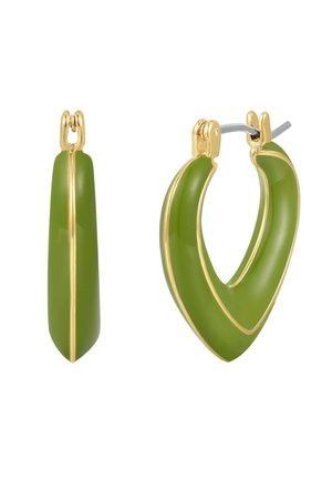 Grüne Harz-Ohrringe in Form von Creolen mit goldfarbenen Akzenten. Ein Ohrring hat eine spitz zulaufende Form, während der andere ein abgerundetes Design aufweist.