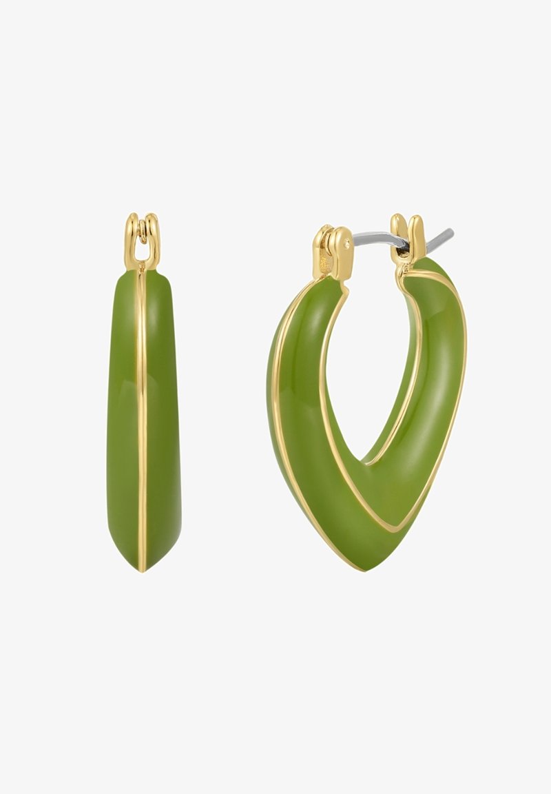 Pendientes de aro de resina verde con acentos en tono dorado. Un pendiente presenta una forma puntiaguda, mientras que el otro tiene un diseño redondeado.