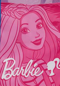 Tela rosa con una ilustración estilizada de una niña rubia con cabello largo y una trenza, que muestra prominentemente la palabra "Barbie" en blanco.