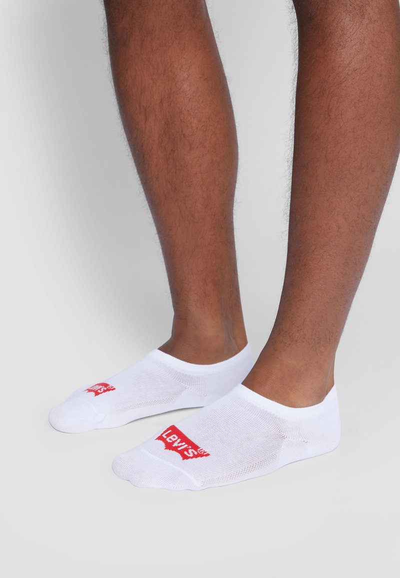 Meias brancas de algodão com o logótipo vermelho "Levi's", design de cano baixo, textura suave e ponta e calcanhar reforçados para maior durabilidade.