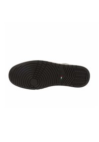 Suela de zapato de goma negra que presenta un patrón texturizado con diseños circulares y en zigzag, y un pequeño detalle de la bandera italiana.