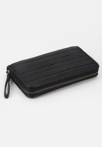 Portafoglio in pelle nera con texture a coste verticali, chiusura zipper e anello laterale. Forma rettangolare compatta. Superficie liscia.