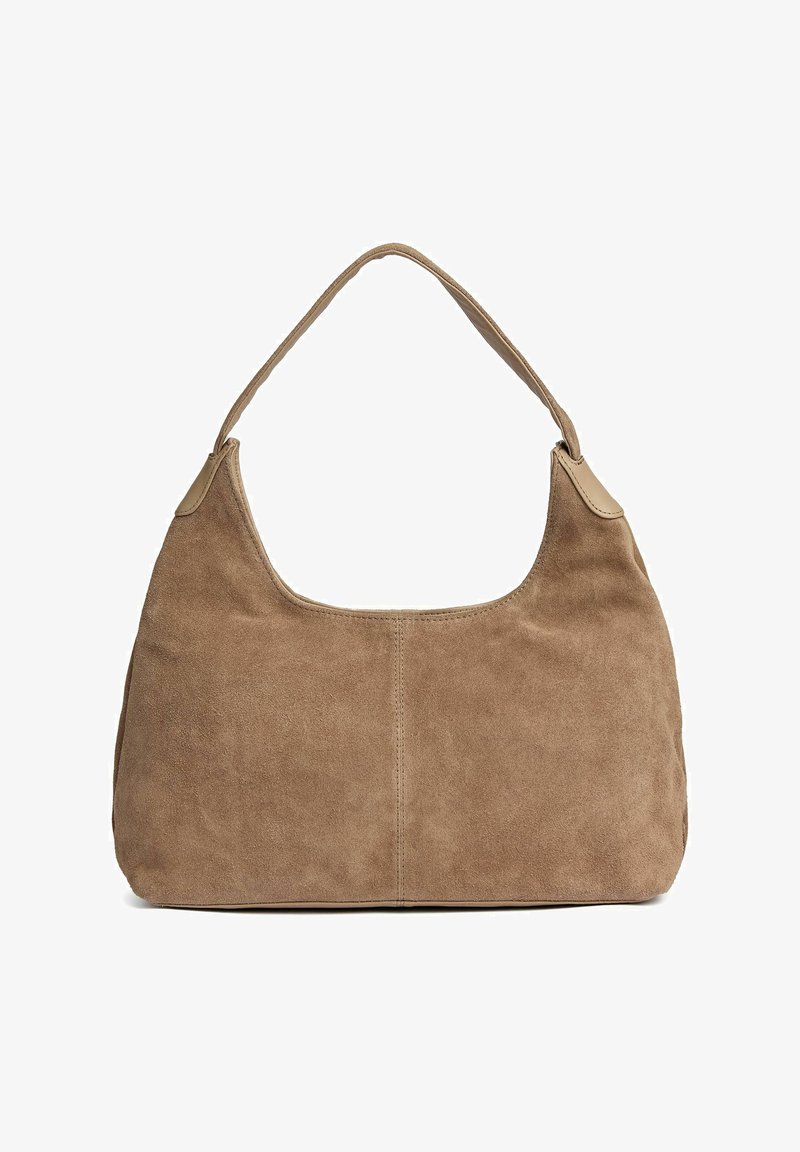 Lysebrun skuldertaske i ruskind med kort rem og enkelt syet design på hvid baggrund.