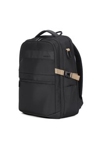 Zaino nero realizzato in tessuto resistente, dotato di maniglia superiore, spallacci regolabili, numerose tasche e una cintura di accento beige.
