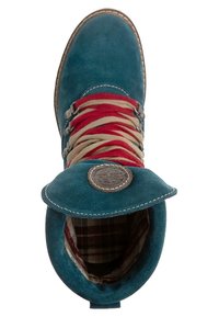 Teal semišová bota s červenými a béžovými tkaničkami, kulatou logovou nášivkou a kostkovaným podšitím. Design zahrnuje šití pod�él okraje.