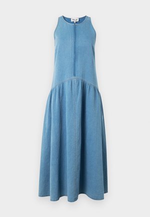 Robe maxi en denim bleu sans manches avec fermeture éclair à l'avant et détail de jupe froncée, présentée sur un fond uni.