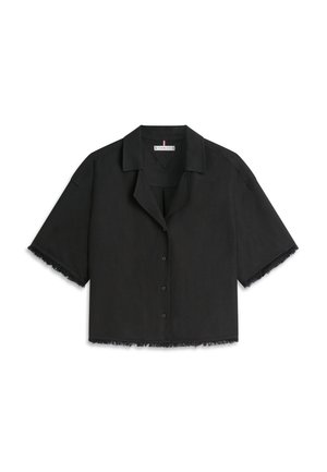 Sort kortærmet skjorte med knapper, åben krave og slidte kanter på ærmer og kant.