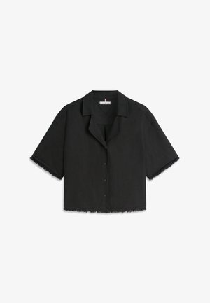 Chemise noire à manches courtes avec boutons, col ouvert et bords effilochés aux manches et à l'ourlet.
