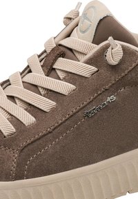 Καφέ sneaker από σουέντ με μπεζ κορδόνια και σόλα, ασημένιο λογότυπο Tamara στο πλάι και επενδυμένη γλώσσα με κεντημένη λεπτομέρεια λογοτύπου.