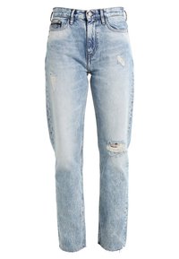 Jeans de denim azul claro con un corte relajado, que presentan detalles desgastados, dos secciones rasgadas y un dobladillo sin rematar en los tobillos.