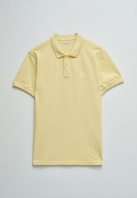 Polo de manga corta color amarillo claro con dos botones, cuello acanalado y un pequeño parche cuadrado con logo en el pecho izquierdo.