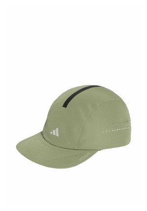 Licht olijfgroene Adidas hardlooppet met zwarte streep, ventilatiegaatjes en de tekst "ADIZERO" op de gebogen klep.
