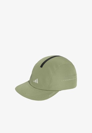 Hell olivgrüne Adidas Laufkappe mit schwarzem Streifen, Belüftungslöchern und dem Schriftzug „ADIZERO“ auf dem gebogenen Schild.