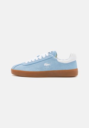 Hellblaue Wildledersneaker mit weißen Schnürsenkeln und Ferse, beigem Gummisohle und besticktem Logo an der Seite. Klassisches Low-Top-Design.