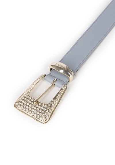 Hellblauer Ledergürtel mit einer goldfarbenen Schnalle, die mit klaren Strasssteinen verziert ist, und einer passenden goldfarbenen Schlaufe.