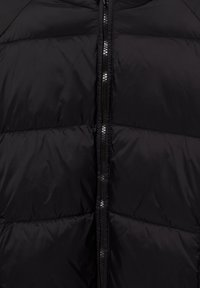 Crna puffer jakna s kvadratnim dizajnom, zatvaranjem na zip i sjajnim crnim detaljima. Materijal djeluje glatko i lagano reflektivno.