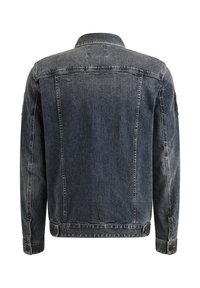 Veste en denim bleu foncé avec un col, des manches longues, des poignets boutonnés et une finition texturée. Comprend des détails de couture et une étiquette de marque.