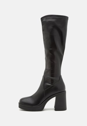 Botas negras hasta la rodilla hechas de cuero suave, con un tacón grueso y un diseño aerodinámico sin adornos o patrones visibles.