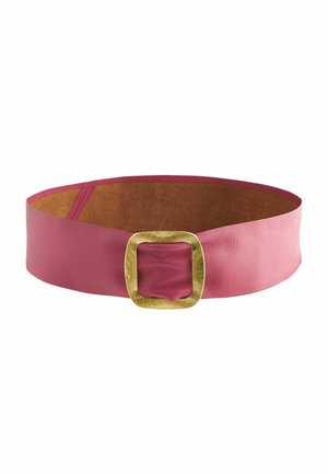 Ceinture large en cuir rose avec une grande boucle carrée en or martelé, présentée enroulée avec le côté intérieur visible.