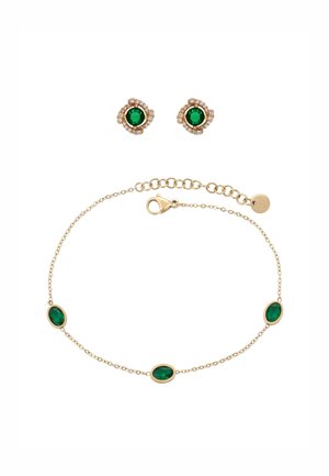 Brățară de aur cu trei pietre prețioase ovale verzi și cercei înțepători de aur asortați, cu pietre prețioase rotunde verzi înconjurate de diamante mici.