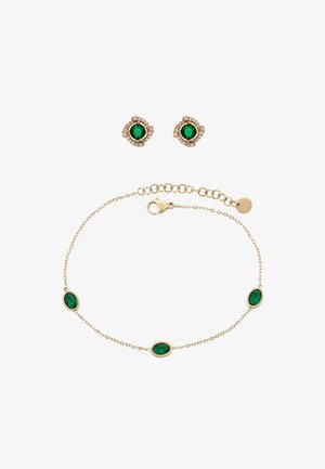 Gouden armband met drie groene ovale edelstenen en bijpassende gouden oorstekers met ronde groene edelstenen omringd door kleine diamanten.