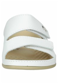 Sandalia de dedo blanca con dos correas entrelazadas. Acabado suave, bordes cosidos, plantilla texturizada y diseño minimalista.