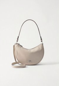 Beige skinnveske med en buet form, utstyrt med ett håndtak på toppen og en avtakbar skulderrem. Sølvsølogo-detalj på forsiden.