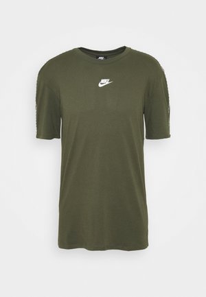 Oliwkowo-zielony t-shirt Nike z krótkim rękawem z białym logo na klatce piersiowej i pasującymi, oznaczonymi paskami na rękawach na jednolitym tle.
