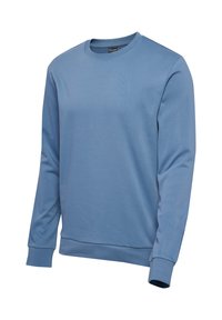 Lichtblauwe trui met lange mouwen en ronde hals, geribde boorden en zoom, met een subtiel geperst chevron-logo op de linkerborst.