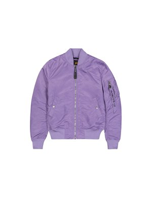 Chaqueta bomber color púrpura lavanda con cremallera frontal, dos bolsillos con botones a presión, puños y dobladillo acanalados, y bolsillo con cremallera en la manga con etiqueta "Remove Before Flight".