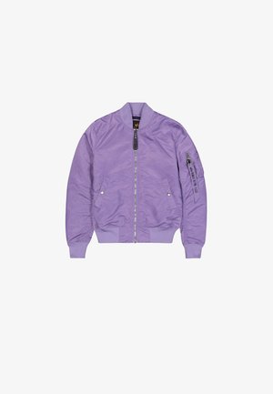 Μπουφάν βομβιστικό σε χρώμα λεβάντας με κεντρικό φερμουάρ, δύο τσέπες με κουμπιά, ριμπ μανσέτες και τελείωμα, και τσέπη με φερμουάρ στο μανίκι με ετικέτα "Remove Before Flight".