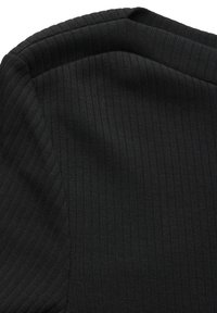 Schwarzer gerippter Stoff mit glatter Textur und subtiler Glanz, versehen mit einem runden Ausschnitt und einem strukturierten Schulterndesign.