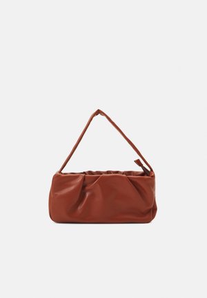 Bolso de mano de cuero marrón suave con un solo asa superior, forma rectangular caída y una pequeña lengüeta de cremallera en el lateral.