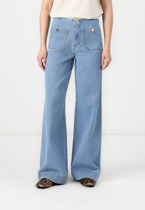 Svetlo modri visokotlačni kavbojki s širokimi nogami, ki vsebujejo dve sprednji žepu in zlato gumb. Gladka denim tekstura z kontrastnim šivanjem.