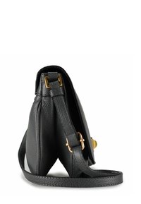 Schwarze Lederhandtasche mit strukturierter Oberfläche. Verfügt über einen langen, verstellbaren Riemen und goldfarbene Hardware-Akzente. Kompakt, Seitenansicht gezeigt.