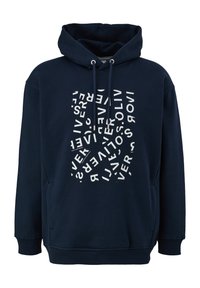 Sudadera de color azul marino con bolsillo frontal y un diseño de texto circular abstracto en blanco que presenta la palabra "s.Oliver" en diferentes orientaciones.
