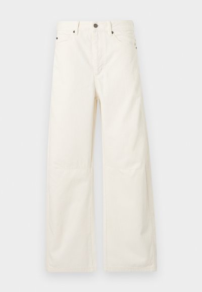 Εκρού τζιν παντελόνι με ίσια γραμμή, ψηλή μέση, μπροστινές τσέπες, θηλιές για ζώνη και κλείσιμο με κουμπί και φερμουάρ.