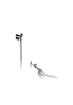 Silberfarbene Metallohrstecker mit abstrakt geformten Nieten und mehreren hängenden feinen Kettentasseln in unterschiedlichen Längen.