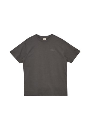 Gładki, ciemnoszary t-shirt z krótkim rękawem i małym, subtelnym napisem na lewej piersi z napisem "HALO 88391736.". Rozłożony na białym tle.