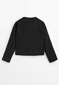 Maglione nero a maglia con un design ampio, maniche lunghe e orlo dritto. Tessuto testurizzato e schiena semplice, senza decorazioni.