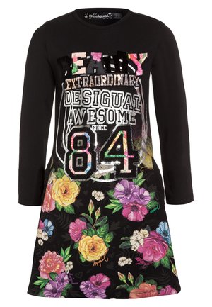 Czarna sukienka z długim rękawem, z nadrukiem graficznym zawierającym tekst i kwiatowe wzory w jasnych kolorach na spódnicy. Wykonana z elastycznej bawełny.