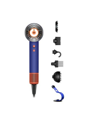 Blauwe en oranje handdroger met een ronde kop, vijf zwarte stylingopzetstukken en een bijpassende blauwe standaard op een witte achtergrond.