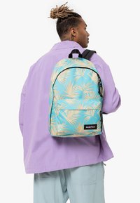 Eastpak OUT OF OFFICE - Ryggsäck - brize aqua grade