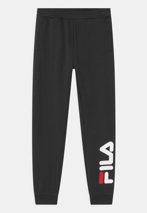 Sorte skrå sweatpants med elastisk talje, sidelommer, ribbet manchetter og hvidt og rødt FILA-logo på venstre ben nær anklen.