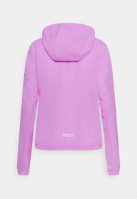 Veste légère rose avec capuche, poignets et ourlet élastiques. Comprend deux bandes réfléchissantes au dos pour une meilleure visibilité. Texture lisse.