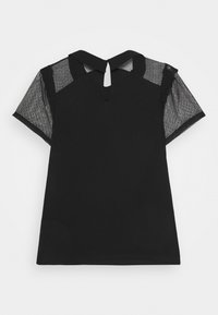 Zwart T-shirt met korte, doorschijnende meshmouwen en een effen lijfje. Voorzien van een keyhole-achtersluiting en een ronde halslijn, met een gladde textuur.