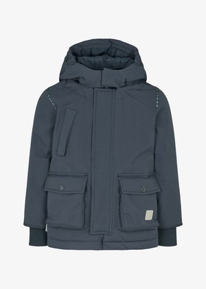 Donkerblauwe geïsoleerde jas met een capuchon, voorzien van twee voorzakken, een borstzak, geribbelde manchetten en een reflecterende accenten op de schouder.